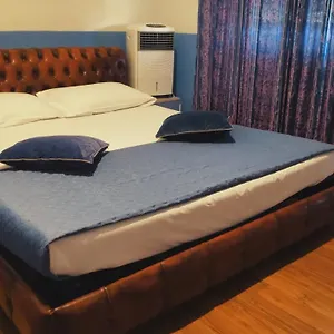 بيت شباب تو دك هوستال, روما